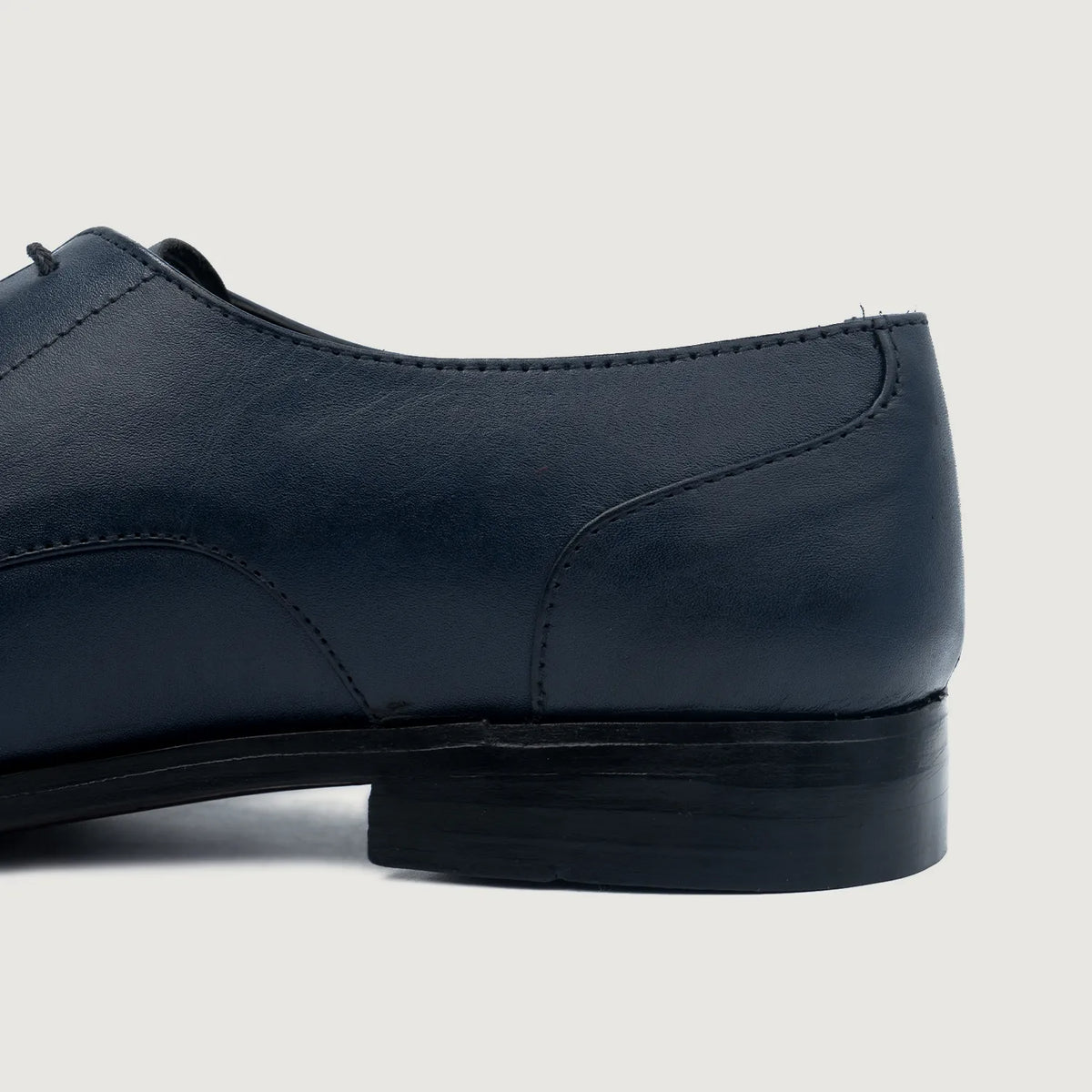 Authentic Full-Grain Leather Grain Depth & Pull-Up Patina Texture Detail