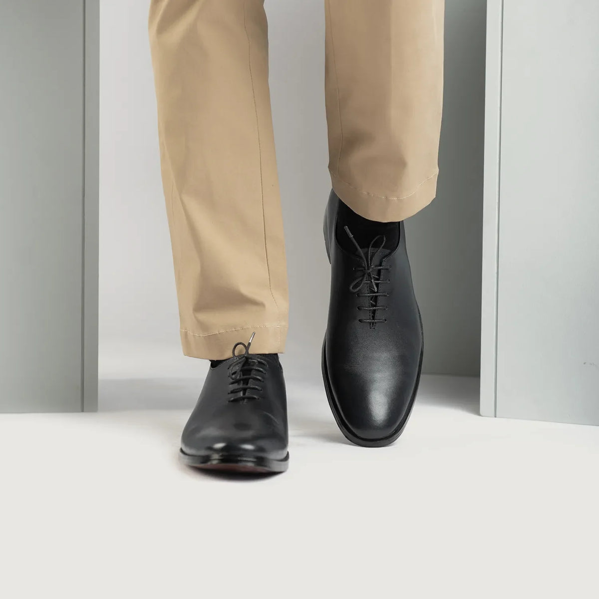 Tailored Rib Cuffs & Hem Craftsmanship Construction Detail on Director Wholecut Черный Кожаная обувь для Мужчин For Men