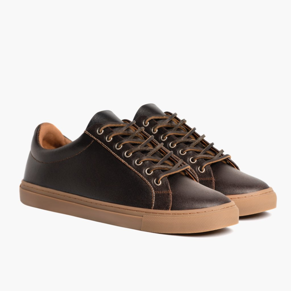 Premier Low Top Cacao Кожаные кеды для Мужчин For Men in Classic Full-Grain Leather - Вид сбоку | Купить в официальном онлайн-магазине