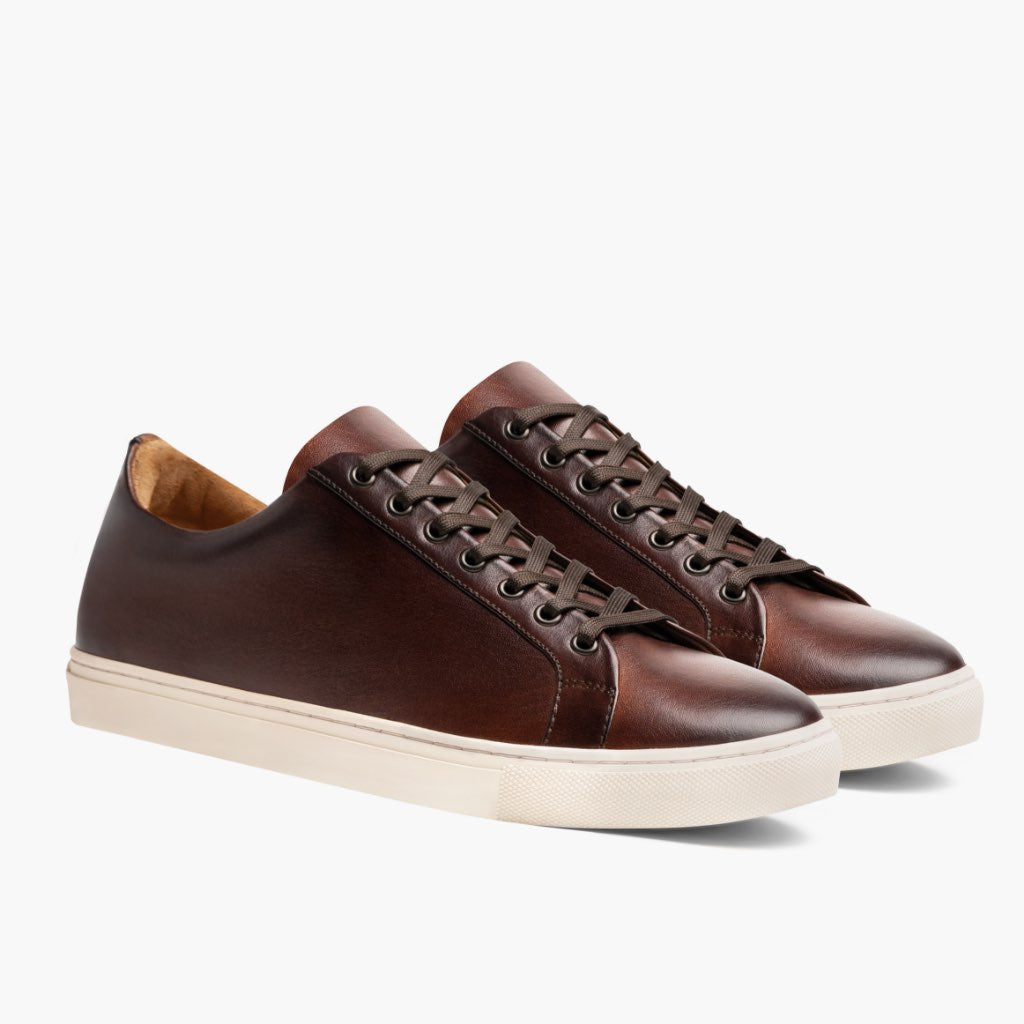 Premier Low Top Coffee Кожаные кеды для Мужчин For Men in Classic Full-Grain Leather - Вид сбоку | Купить в официальном онлайн-магазине