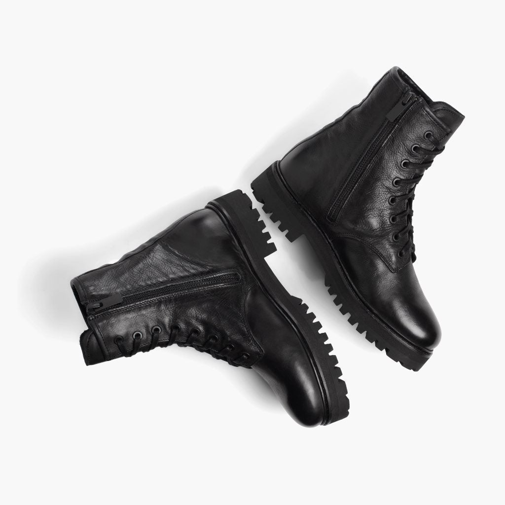 High-Traction Rubber Outsole & Lug Tread Pattern on Combat Черный Кожаные ботинки для Женщин