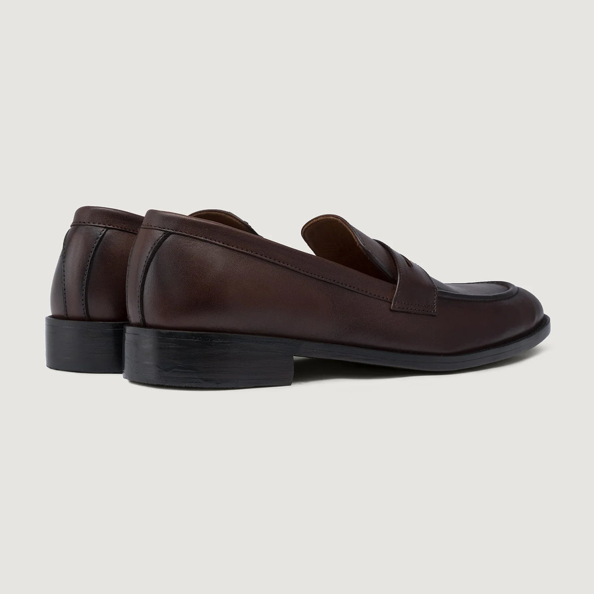High-Traction Rubber Outsole & Lug Tread Pattern on Baxton Burnished Коричневый Кожаные лоферы для Мужчин For Men
