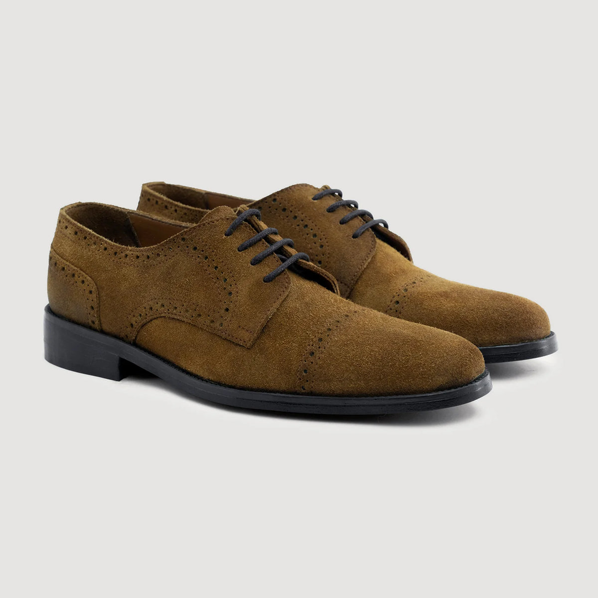 Dirk Brogues Derby Brown Suede Leather Shoes StudGuard For Men in Brown Goatskin Suede - Вид сбоку | Купить в официальном онлайн-магазине