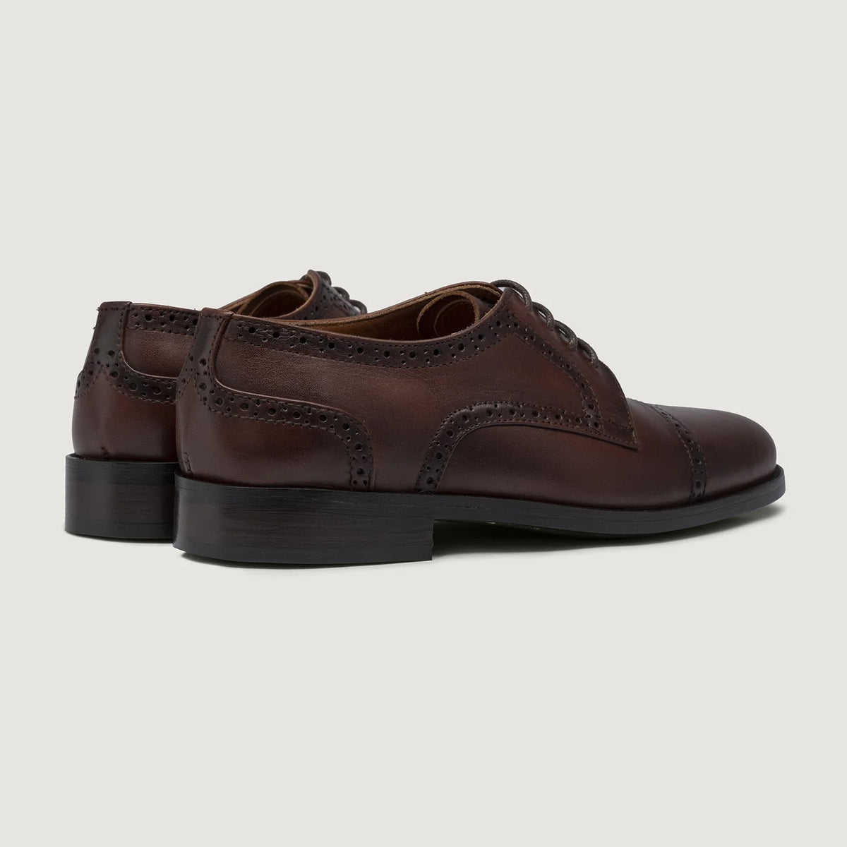 High-Traction Rubber Outsole & Lug Tread Pattern on Dirk Brogues Derby Burnished Коричневый Кожаная обувь для Мужчин For Men