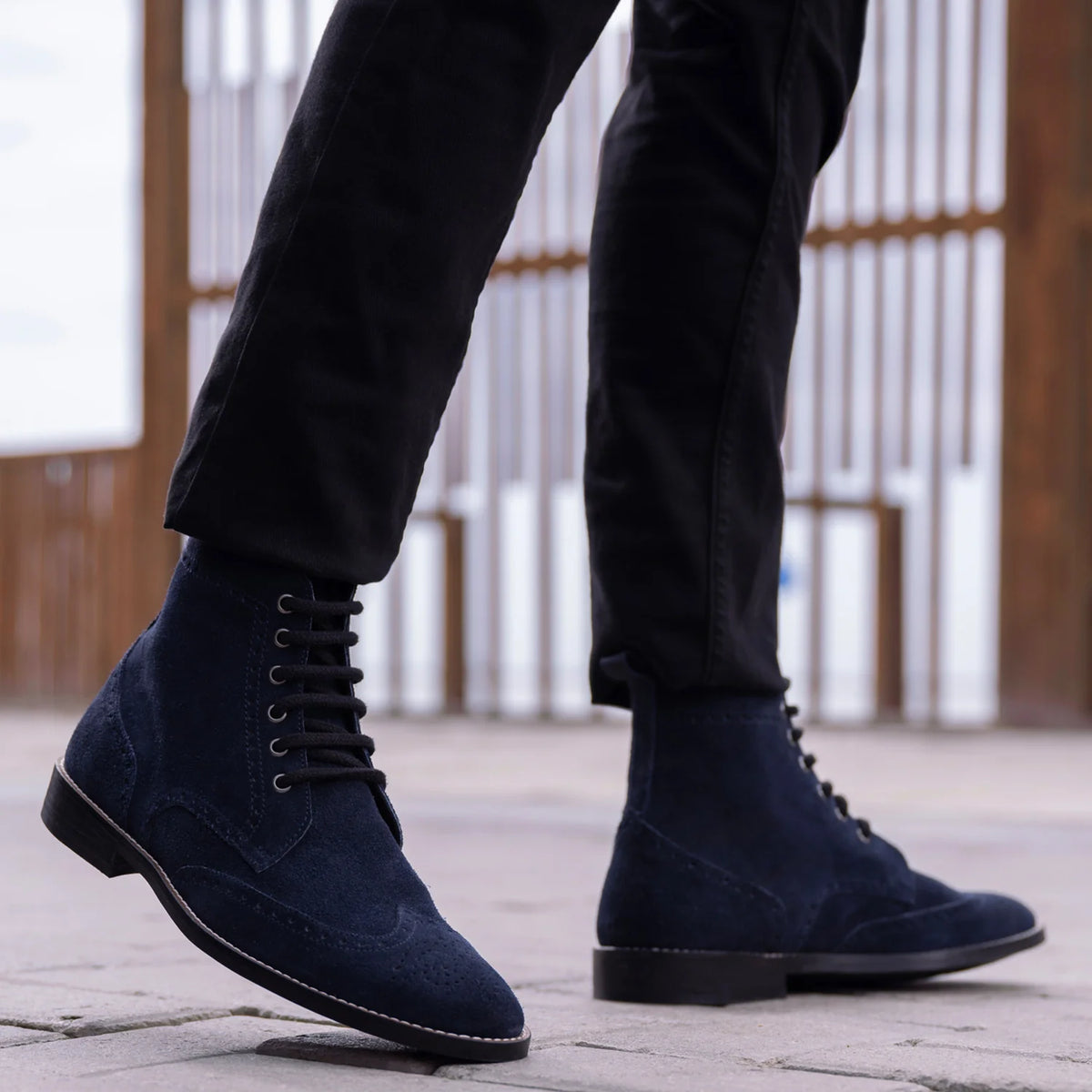 Как выглядит на человеке:  Duster Brogues Blue Suede Leather Boots StudGuard For Men на модели — естественные складки при дневном свете