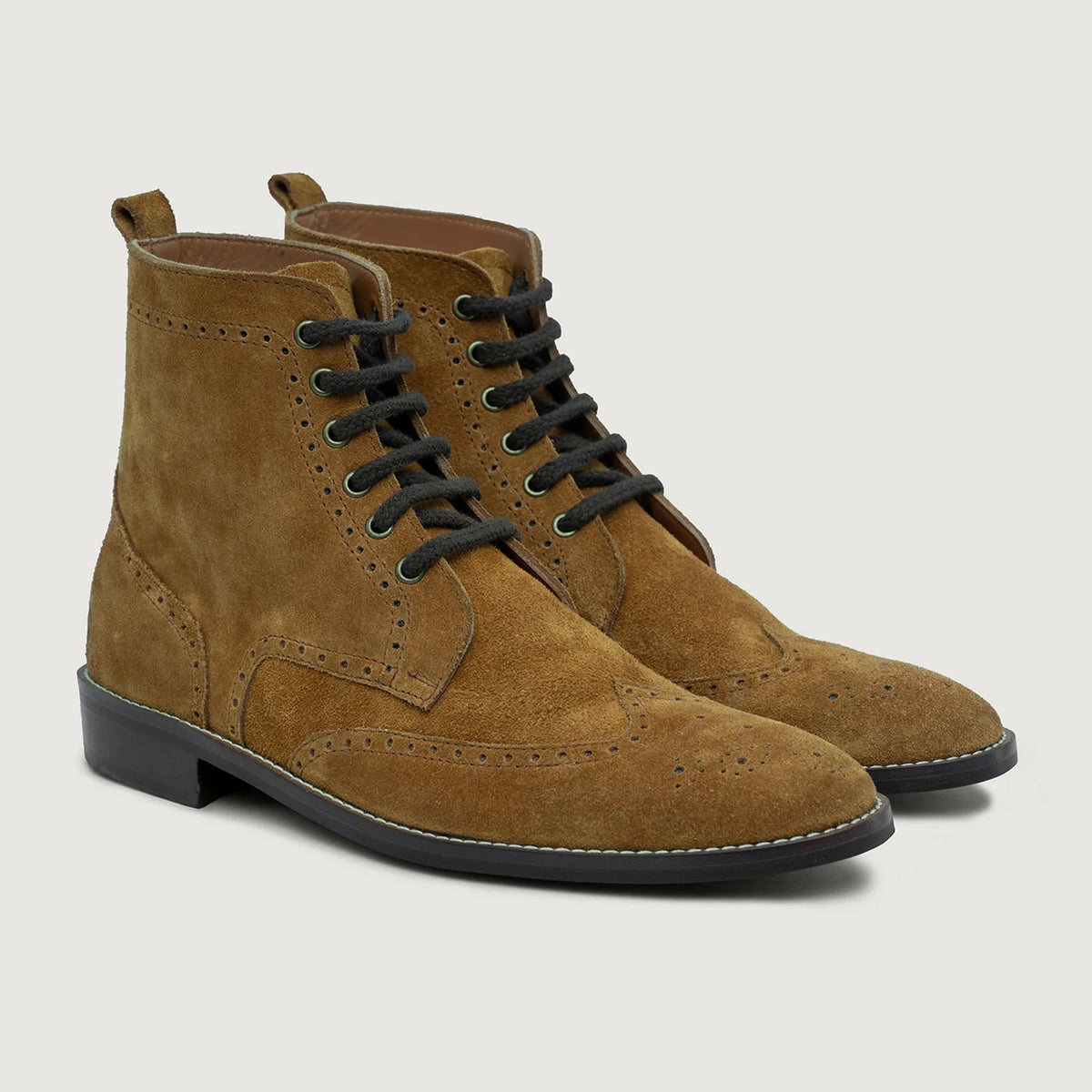 Duster Brogues Derby Коричневый Suede Кожаные ботинки - StudGuard для Мужчин in Brown Goatskin Suede - Вид спереди и приталенный силуэт | Купить в официальном онлайн-магазине
