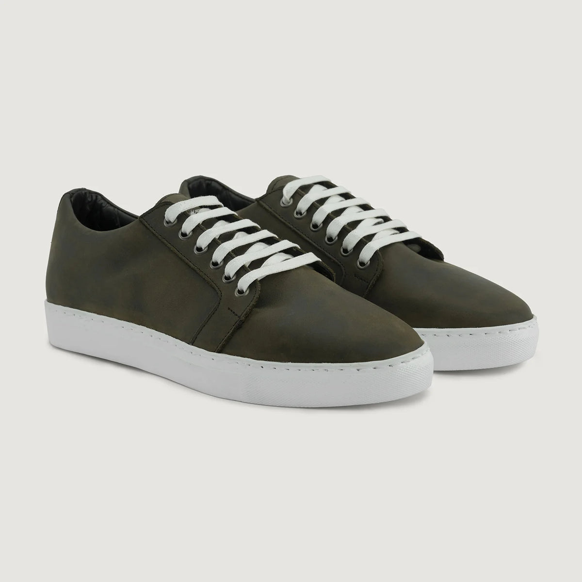 Murphy Low Top Olive Pullup Кожаные кеды для Мужчин For Men in Olive Full-Grain Leather - Вид сбоку | Купить в официальном онлайн-магазине