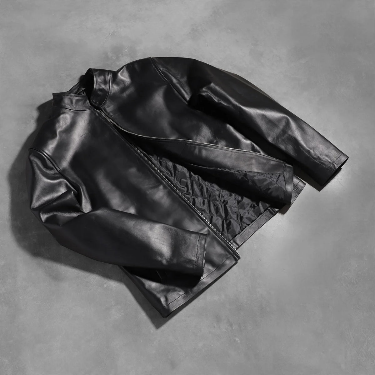 Образ на фигуре: Alex Black Leather Biker Jacket на модели при естественном дневном свете