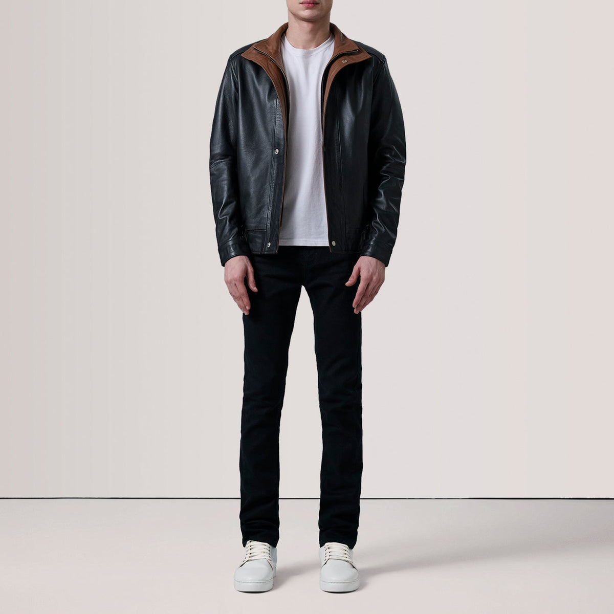 
Brown Sheepskin Leather Bomber Jacket - Вид сзади, подчеркивающий посадку по плечам и ровный край