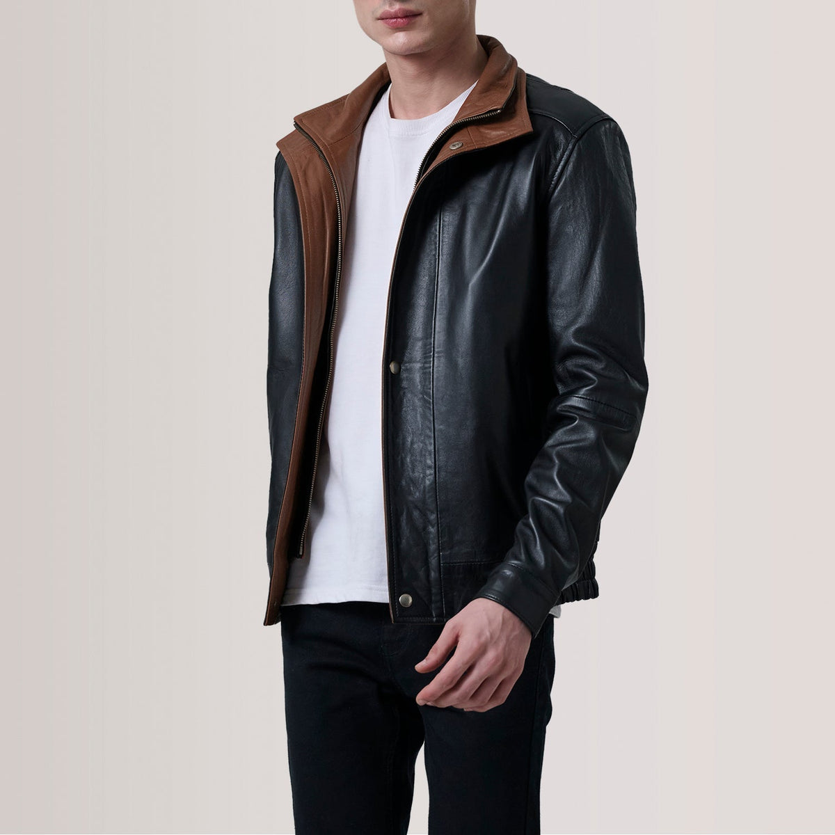 
Крупный план деталей of Shirt & Zipper with placket Hardware on Alfred Brown Leather Bomber Jacket For Men