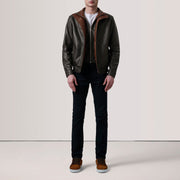 
Как выглядит на человеке:  Alfred Brown Leather Bomber Jacket For Men на модели — естественные складки при дневном свете