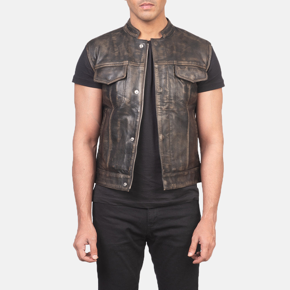 
Atlas Moto Distressed Коричневый Кожаный жилет для Мужчин in Distressed Brown Sheepskin Leather - Вид спереди и приталенный силуэт | Купить в официальном онлайн-магазине