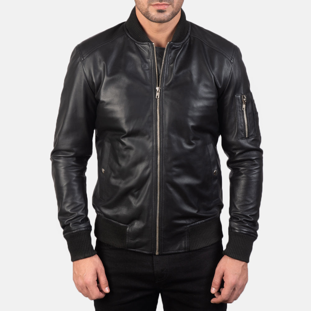
Крупный план деталей of Rib Knit & Zipper Hardware on Bomia Ma-1 Black Leather Bomber Jacket