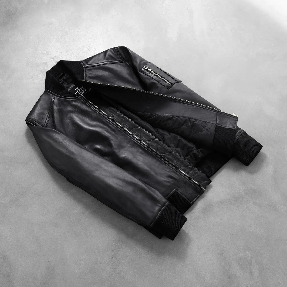 
Как выглядит на человеке:  Bomia Ma-1 Black Leather Bomber Jacket на модели — естественные складки при дневном свете