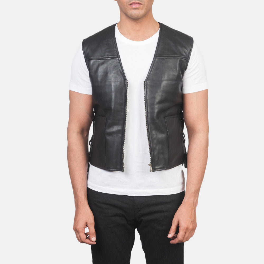 
Brandon Черный Кожаный жилет для Мужчин in Black Sheepskin Leather - Вид спереди и приталенный силуэт | Купить в официальном онлайн-магазине