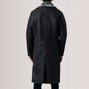 
Крупный план деталей of Notch & Button Hardware on Cai Distressed Черный Leather Shearling Кожаное пальто для Мужчин For Men