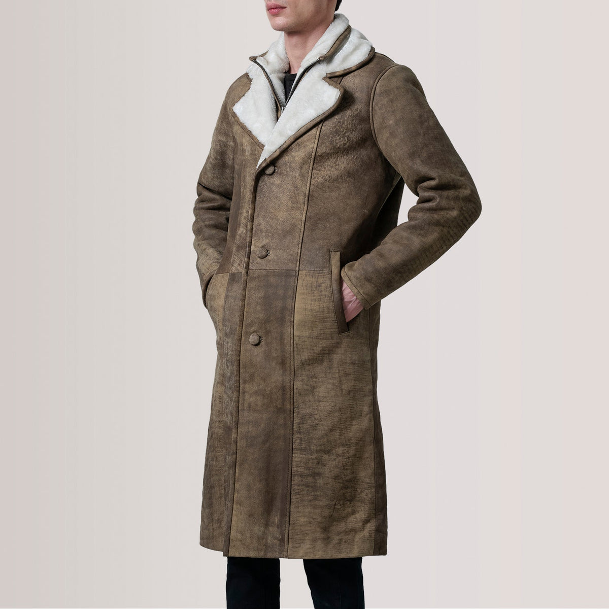 
Cai Distressed Коричневый Leather Shearling Кожаное пальто для Мужчин - Вид сбоку, демонстрирующий эргономичный крой рукава