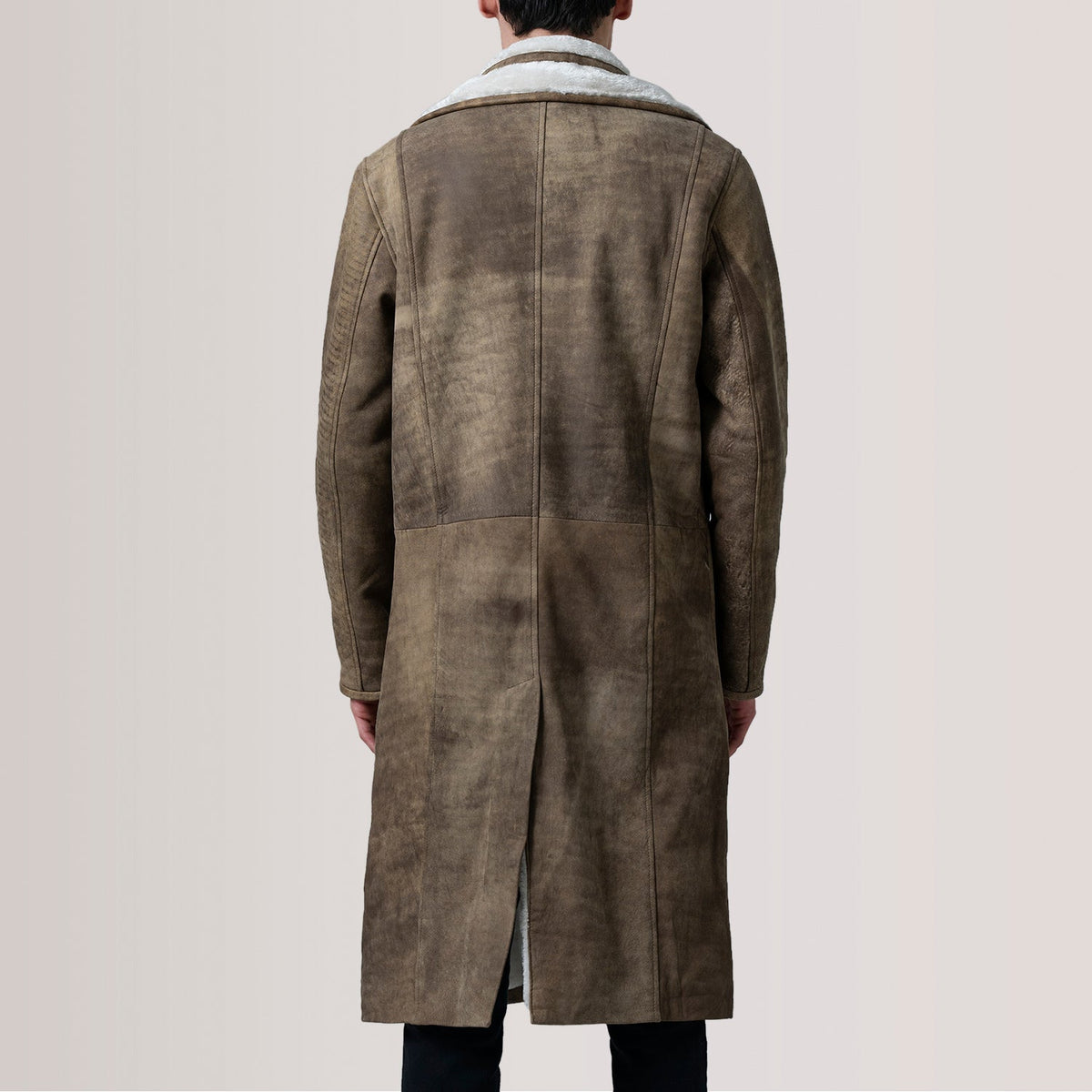 
Крупный план деталей of Notch & Button Hardware on Cai Distressed Коричневый Leather Shearling Кожаное пальто для Мужчин For Men