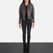 
Carolyn Quilted Distressed Brown Biker Jacket - Вид сбоку, демонстрирующий эргономичный крой рукава