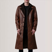 
Charlton Waxed Коричневый Leather Single Breasted Кожаное пальто для Мужчин For Men in Distressed Brown Sheepskin Burnished - Вид спереди и приталенный силуэт | Купить в официальном онлайн-магазине