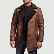 
Cinnamon Distressed Leather Fur Кожаное пальто для Мужчин in Distressed Brown Sheepskin Burnishing - Вид спереди и приталенный силуэт | Купить в официальном онлайн-магазине