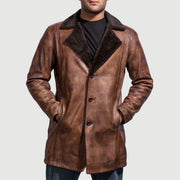 
Cinnamon Distressed Leather Fur Кожаное пальто для Мужчин - Вид сбоку, демонстрирующий эргономичный крой рукава