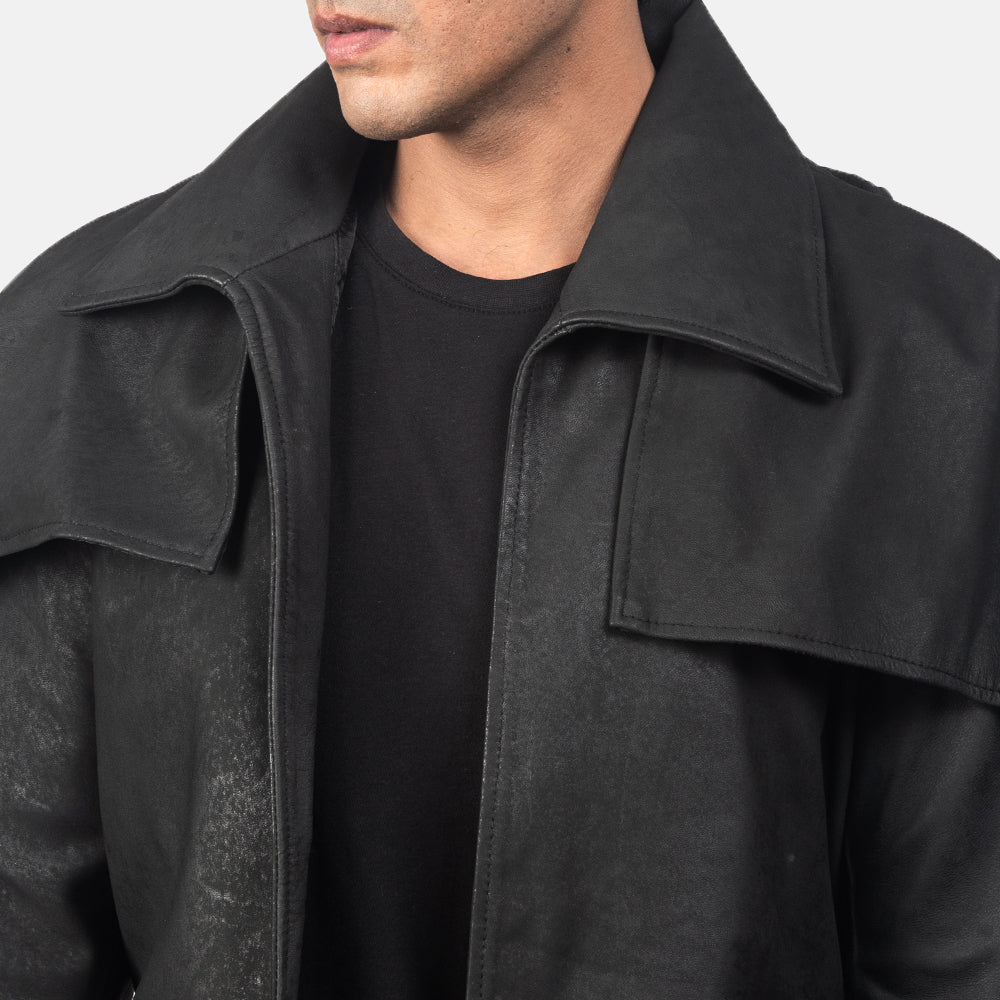 
Крупный план деталей of Classic Collar & Heavy-Duty Zipper Hardware on Classic Distressed Черный Leather Duster для Мужчин