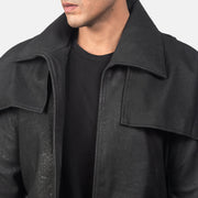 
Крупный план деталей of Classic Collar & Heavy-Duty Zipper Hardware on Classic Distressed Черный Leather Duster для Мужчин