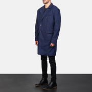 
Navy Blue Synthetic Wool Trench Coat - Вид сзади, подчеркивающий посадку по плечам и ровный край