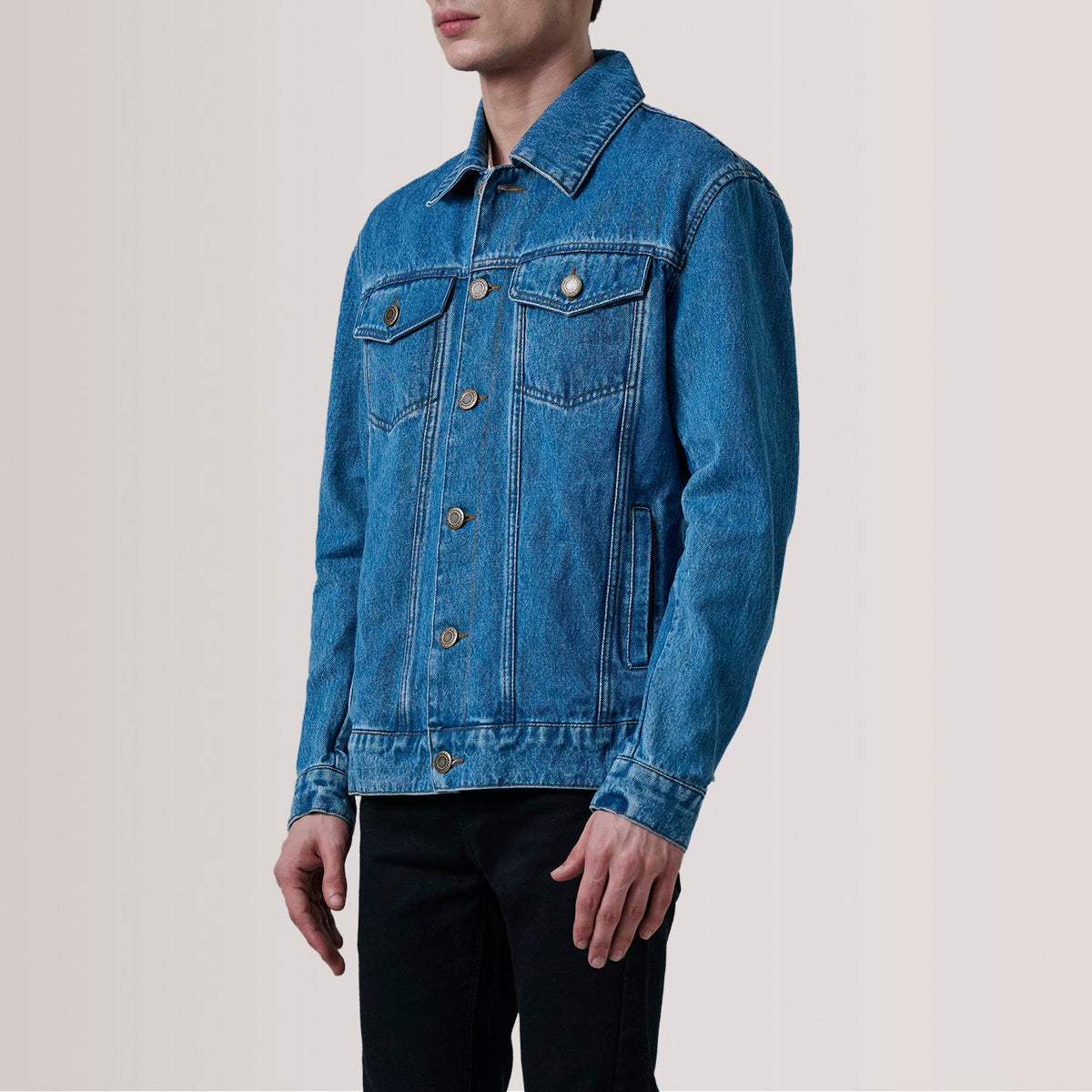 
Conard Синий Denim Trucker Кожаная куртка для Мужчин For Men - Вид сбоку, демонстрирующий эргономичный крой рукава
