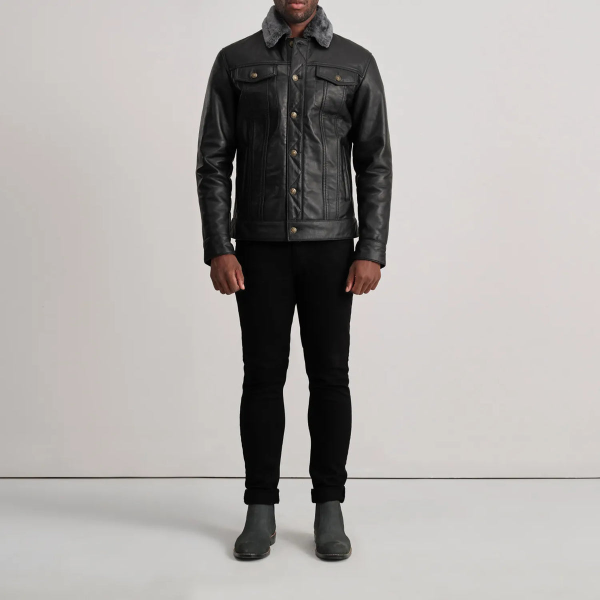 
Dallis Черный Leather Shearling Trucker Кожаная куртка для Мужчин - Вид сбоку, демонстрирующий эргономичный крой рукава