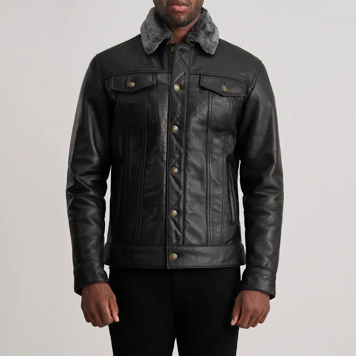 
Крупный план деталей of Classic Collar & Button Hardware on Dallis Черный Leather Shearling Trucker Кожаная куртка для Мужчин