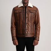 
Dallis Коричневый Leather Shearling Trucker Кожаная куртка для Мужчин - Вид спереди и приталенный силуэт | Купить в официальном онлайн-магазине