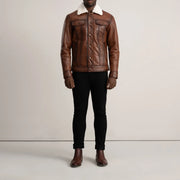 
Dallis Коричневый Leather Shearling Trucker Кожаная куртка для Мужчин - Вид сбоку, демонстрирующий эргономичный крой рукава