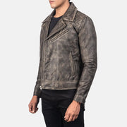 
Как выглядит на человеке:  Danny Quilted Brown Leather Biker Jacket на модели — естественные складки при дневном свете