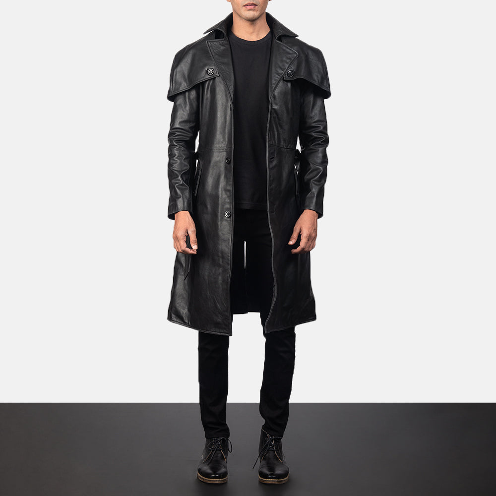 
Deux Черный Leather Duster для Мужчин in Black Cowhide Leather - Вид спереди и приталенный силуэт | Купить в официальном онлайн-магазине
