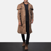 
Deux Коричневый Leather Duster для Мужчин in Distressed Brown Semi-Aniline Snuffed - Вид спереди и приталенный силуэт | Купить в официальном онлайн-магазине