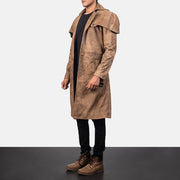 
Distressed Brown Semi-Aniline Snuffed Trench Coat - Вид сзади, подчеркивающий посадку по плечам и ровный край