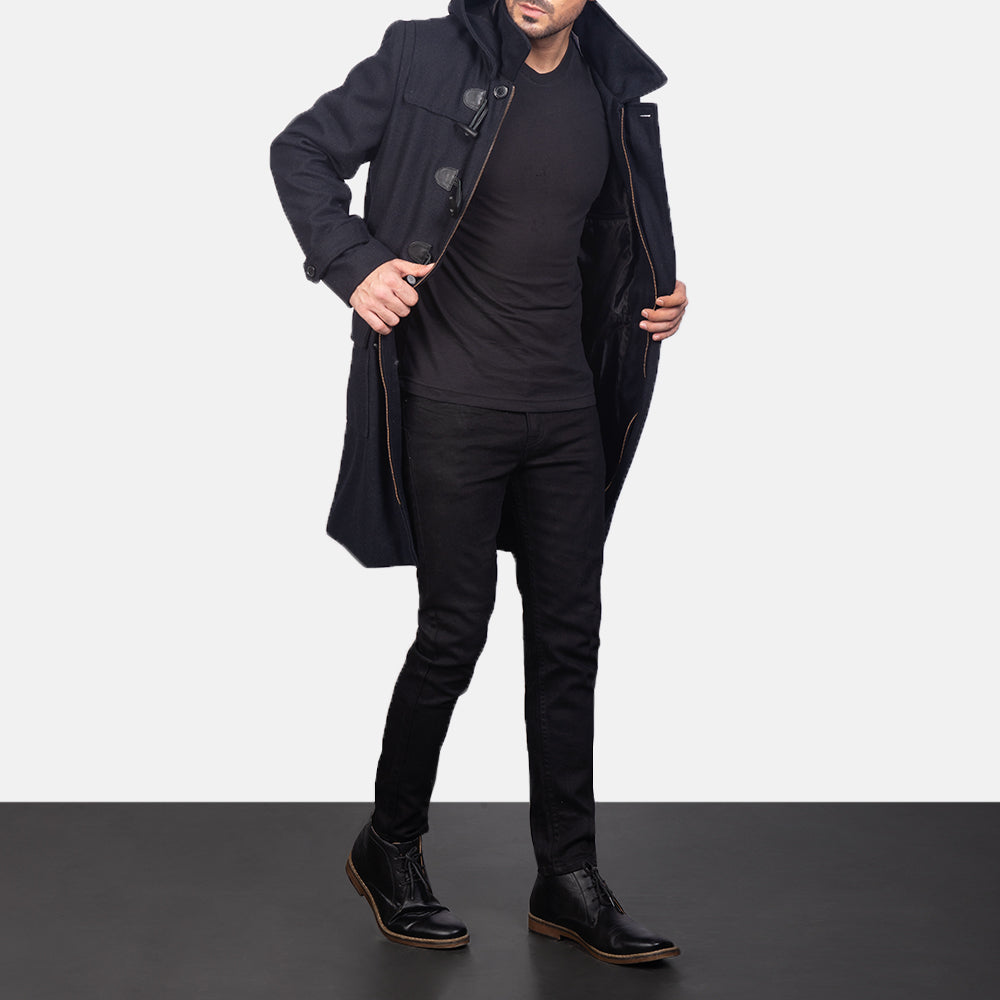 
Drake Black Wool Duffle Coat in Black Synthetic Wool - Вид спереди и приталенный силуэт | Купить в официальном онлайн-магазине