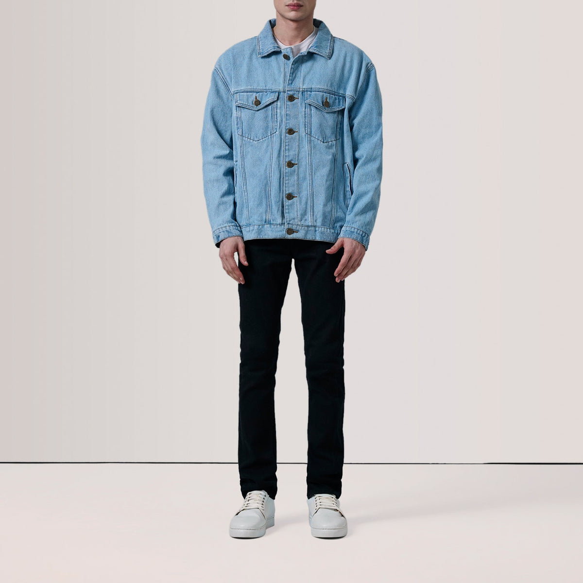 
Light Blue Full-Grain leather Jacket - Вид сзади, подчеркивающий посадку по плечам и ровный край