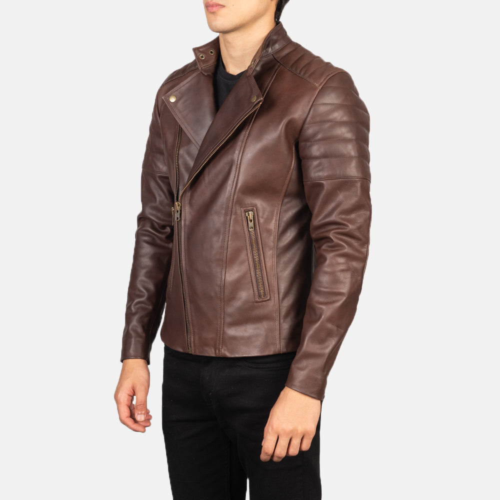 
Как выглядит на человеке:  Faisor Mocha Suede Biker Jacket на модели — естественные складки при дневном свете