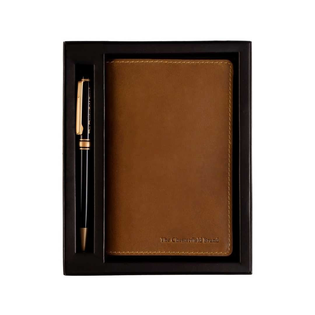 
Giftset Leather Writing Case and Pen (Passport holder) in Classic Full-Grain Leather - Вид спереди и приталенный силуэт | Купить в официальном онлайн-магазине