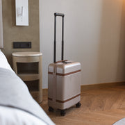 
Hand Luggage Suitcase Zuna для Женщин для Женщин - Вид сбоку, демонстрирующий эргономичный крой рукава