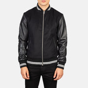 
Harrison Черный Hybrid Varsity Кожаная куртка для Мужчин - Вид сбоку, демонстрирующий эргономичный крой рукава