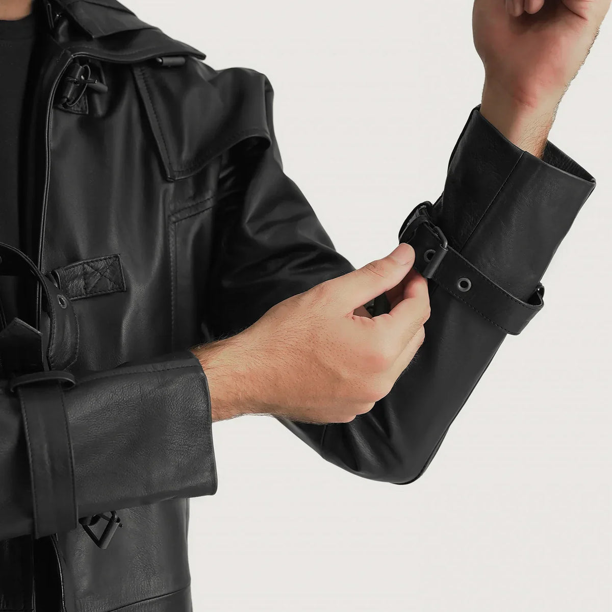 
Крупный план деталей of Shirt collar with a large hood & Belted Hardware on Huntsman Черный Hooded Кожаный тренчкот для Мужчин