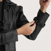 
Крупный план деталей of Shirt collar with a large hood & Belted Hardware on Huntsman Черный Hooded Кожаный тренчкот для Мужчин