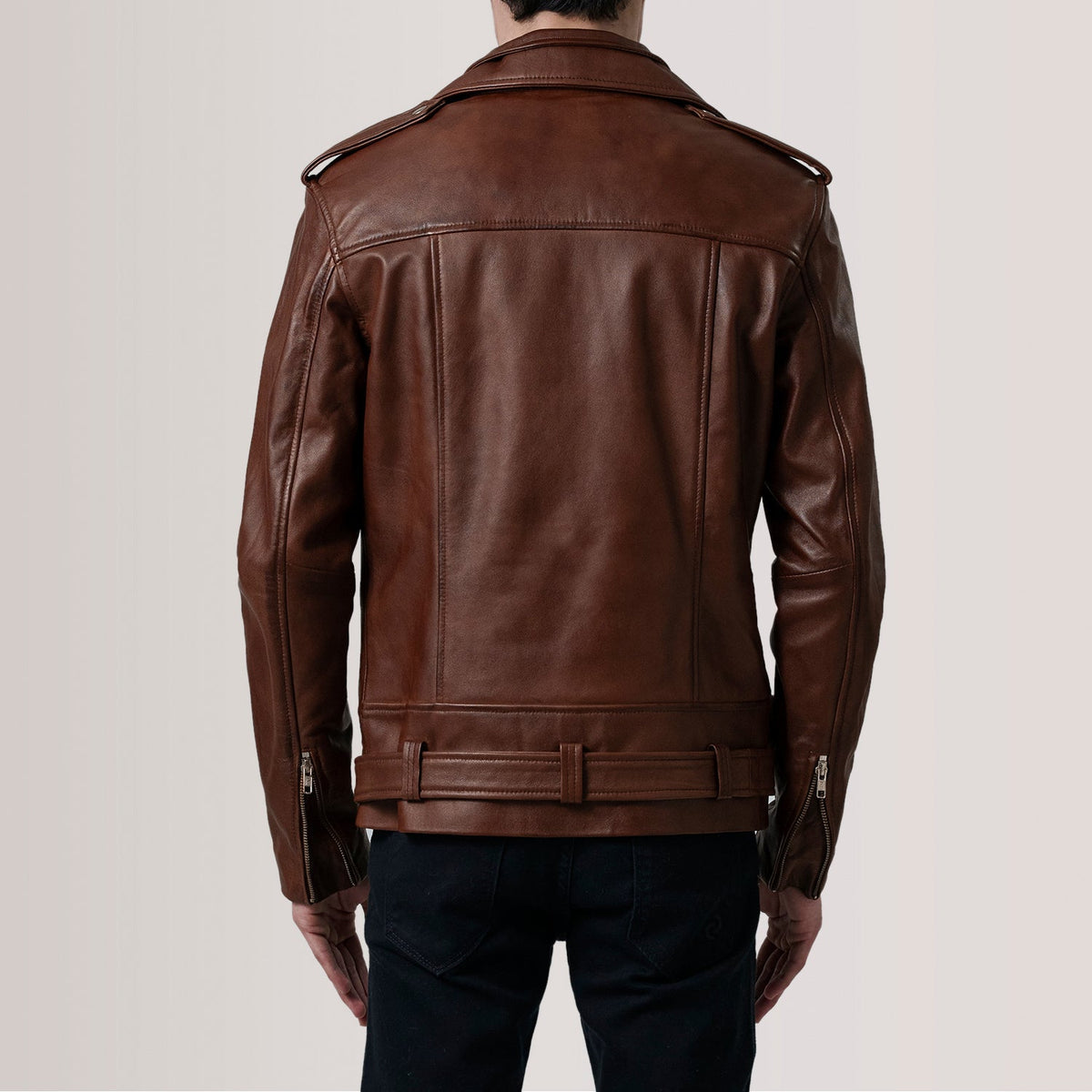 
Крупный план деталей of Notch & Zipper & Waist Straps Hardware on Kole Waxed Коричневый Leather Double Rider Кожаная куртка для Мужчин