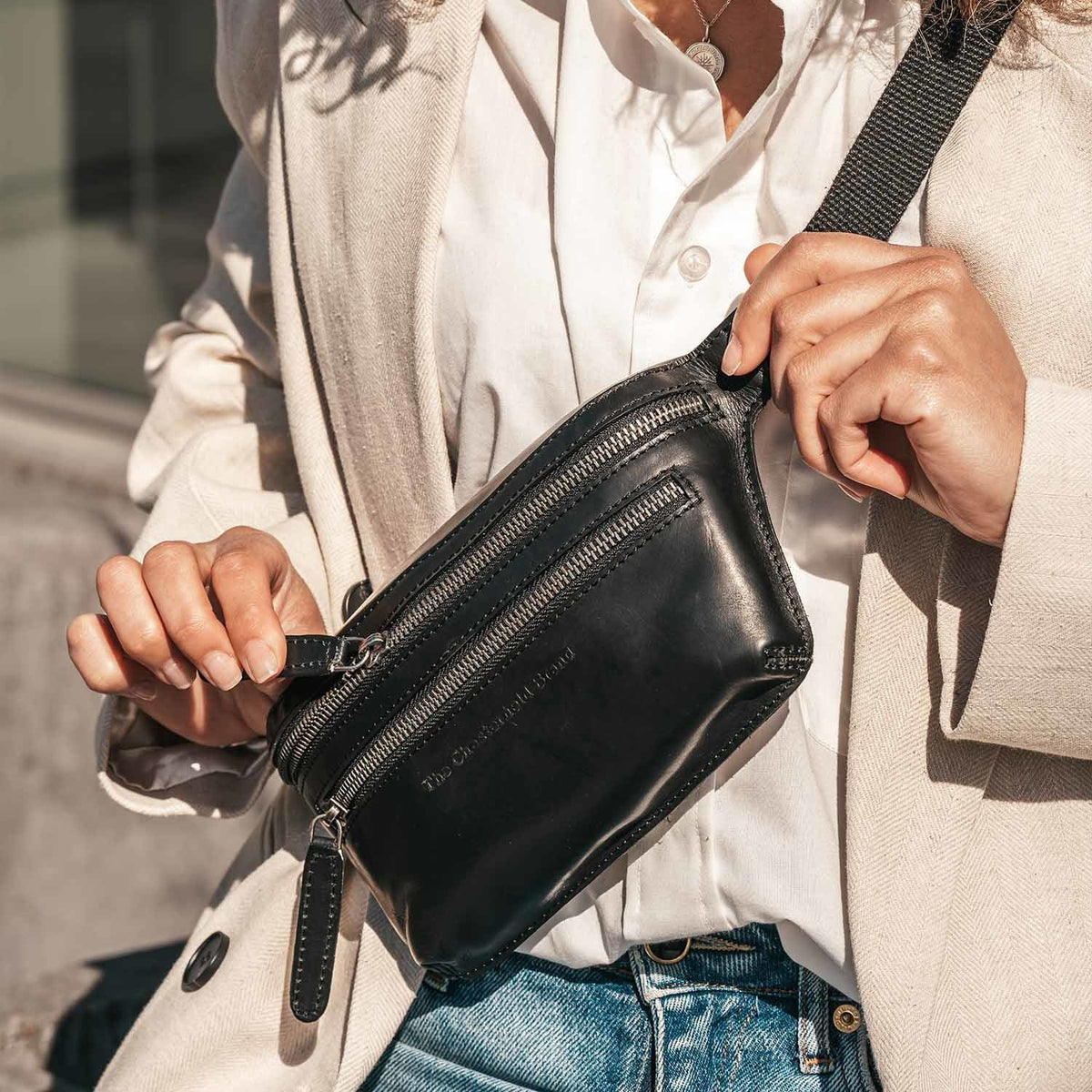 
Classic 100% Full-Grain leather Bag - Вид сзади с усиленными кожаными ремнями и прострочкой