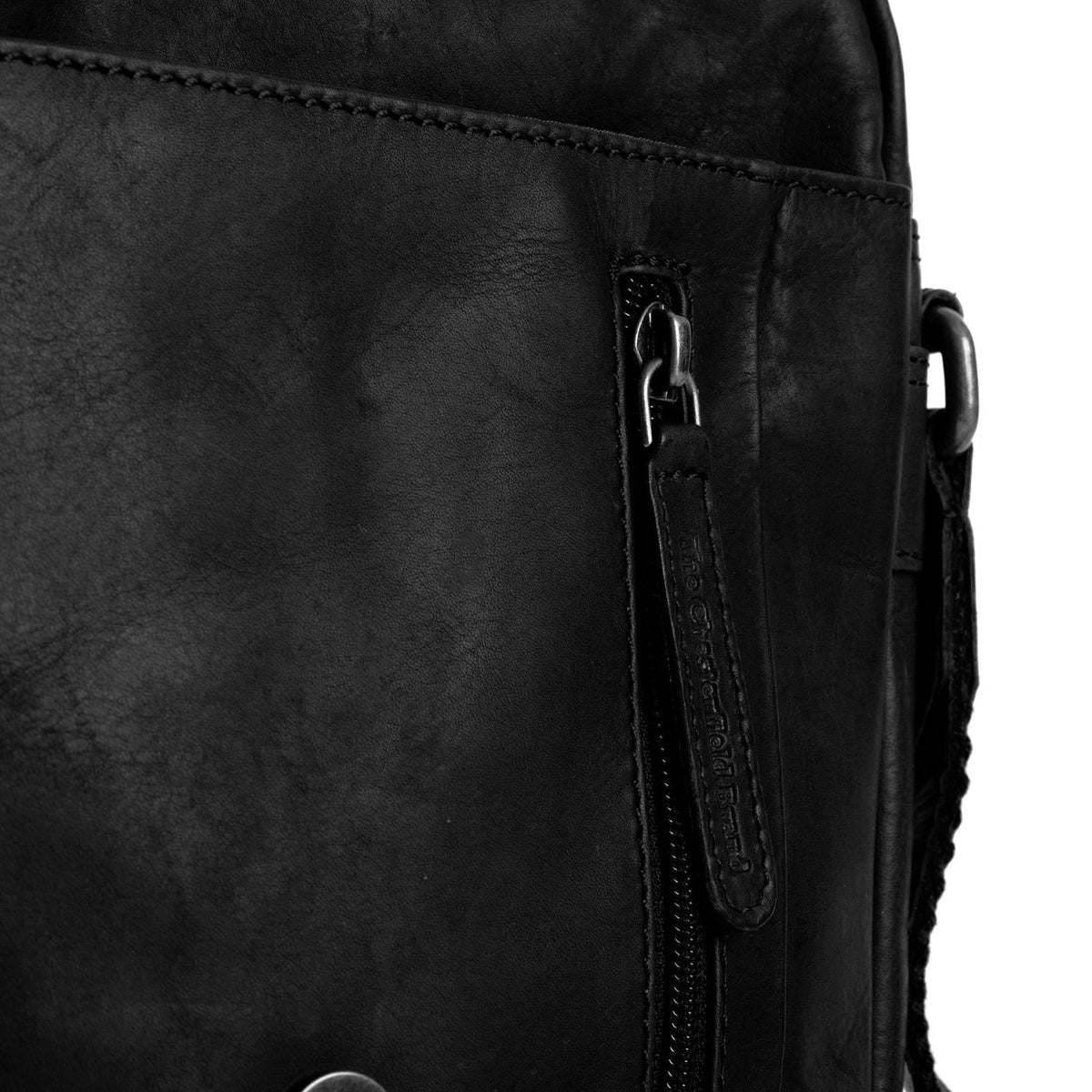 
Solid Antique Brass Hardware & Heavy-Duty Dual Zipper Detail on Remy Кожаная сумка-кроссбоди