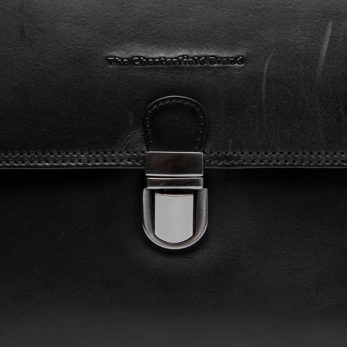 
Classic 100% Full-Grain leather Goods - Вид сзади, подчеркивающий посадку по плечам и ровный край